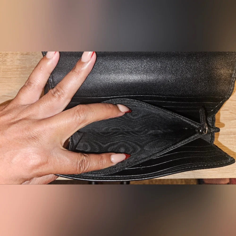 Gucci Signature Guccissima GC Wallet - Picture 4 of 10